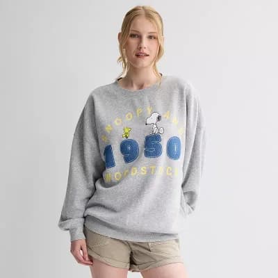 Juniors' Peanuts Oversized Graphic Pullover